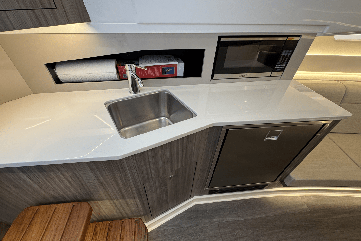 Slide: The Image of Sea Ray Sundancer 370 2024 - 14