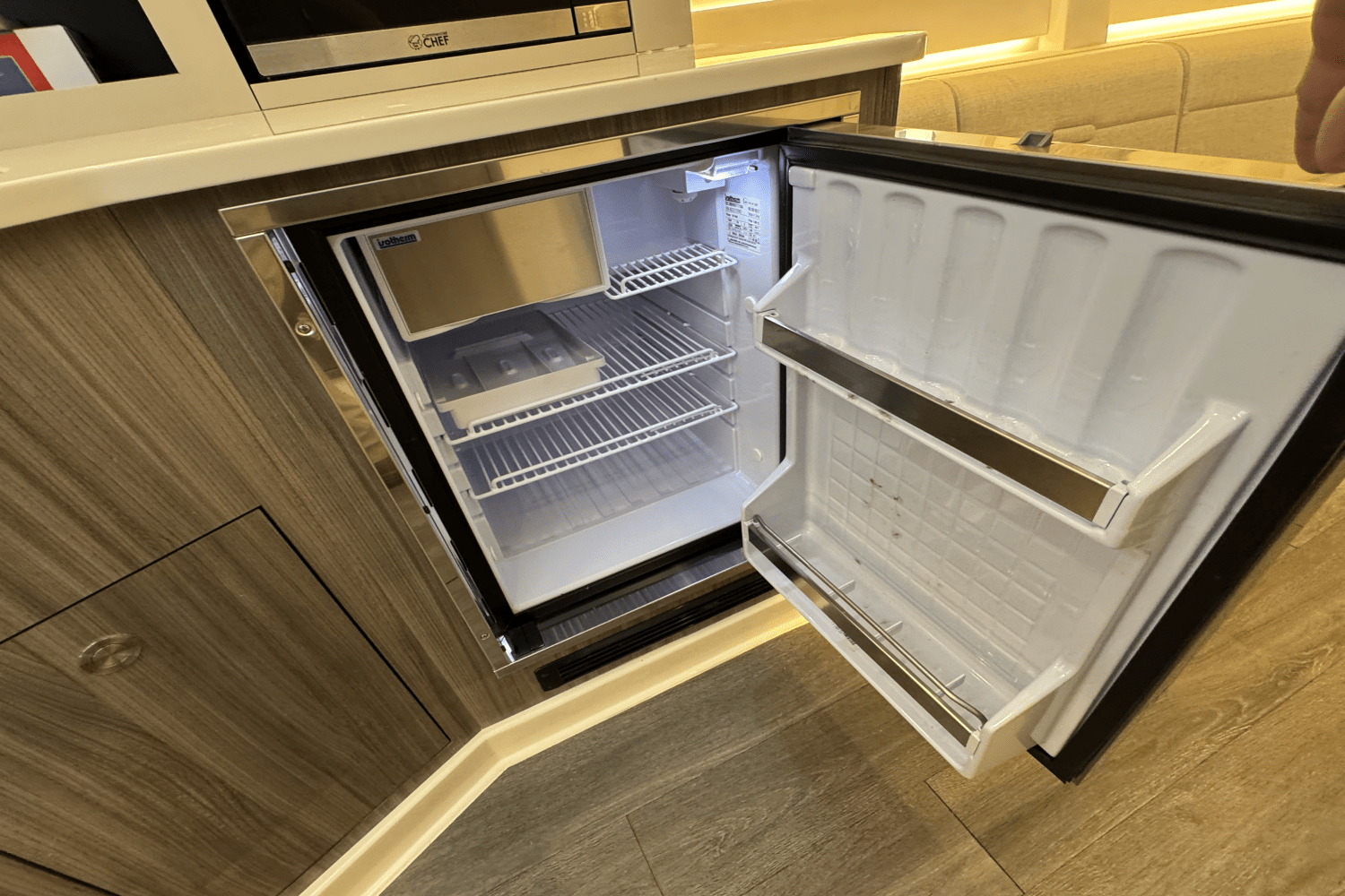 Slide: The Image of Sea Ray Sundancer 370 2024 - 15