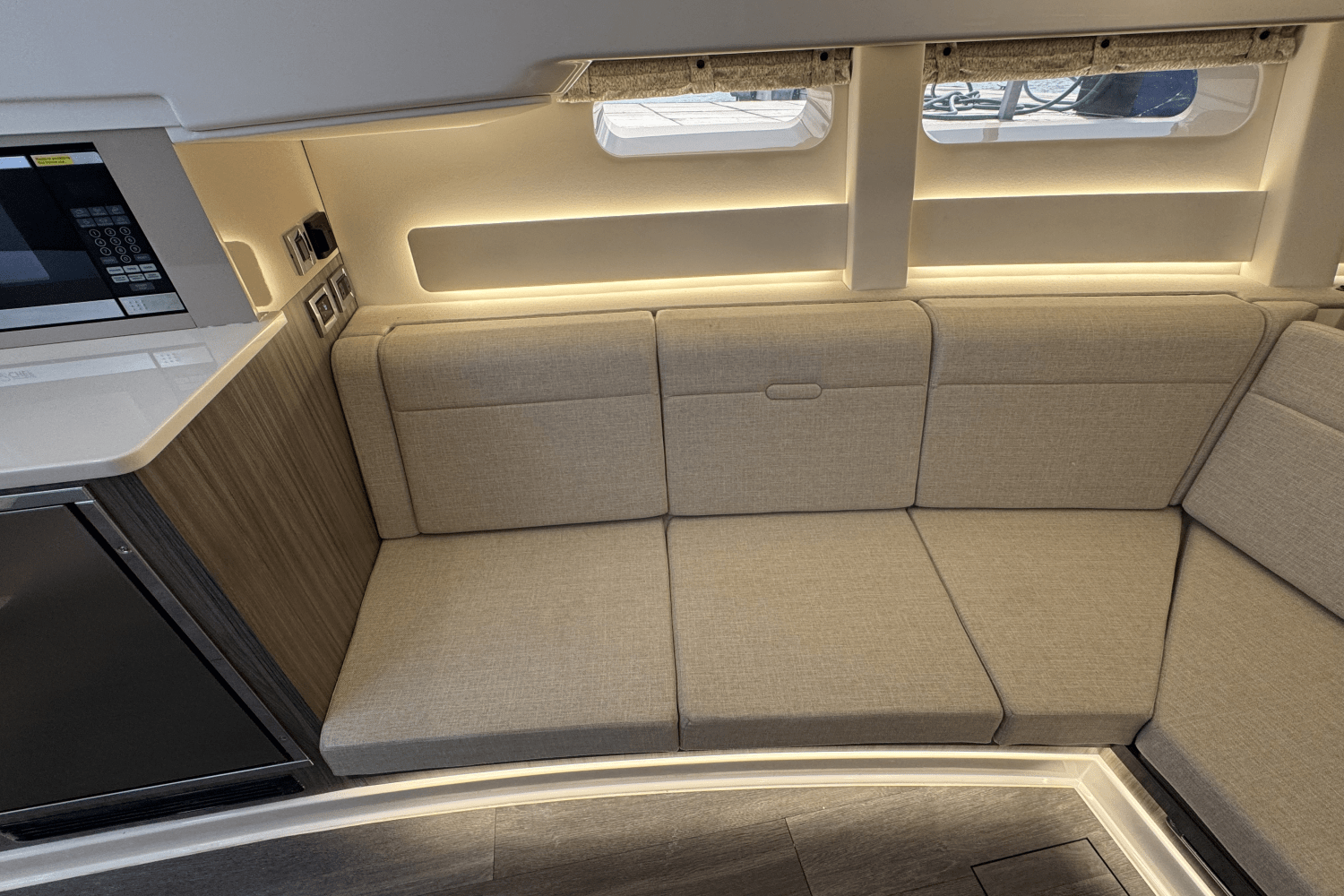 Slide: The Image of Sea Ray Sundancer 370 2024 - 16