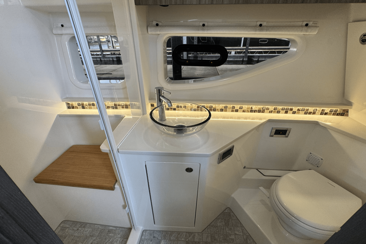 Slide: The Image of Sea Ray Sundancer 370 2024 - 18