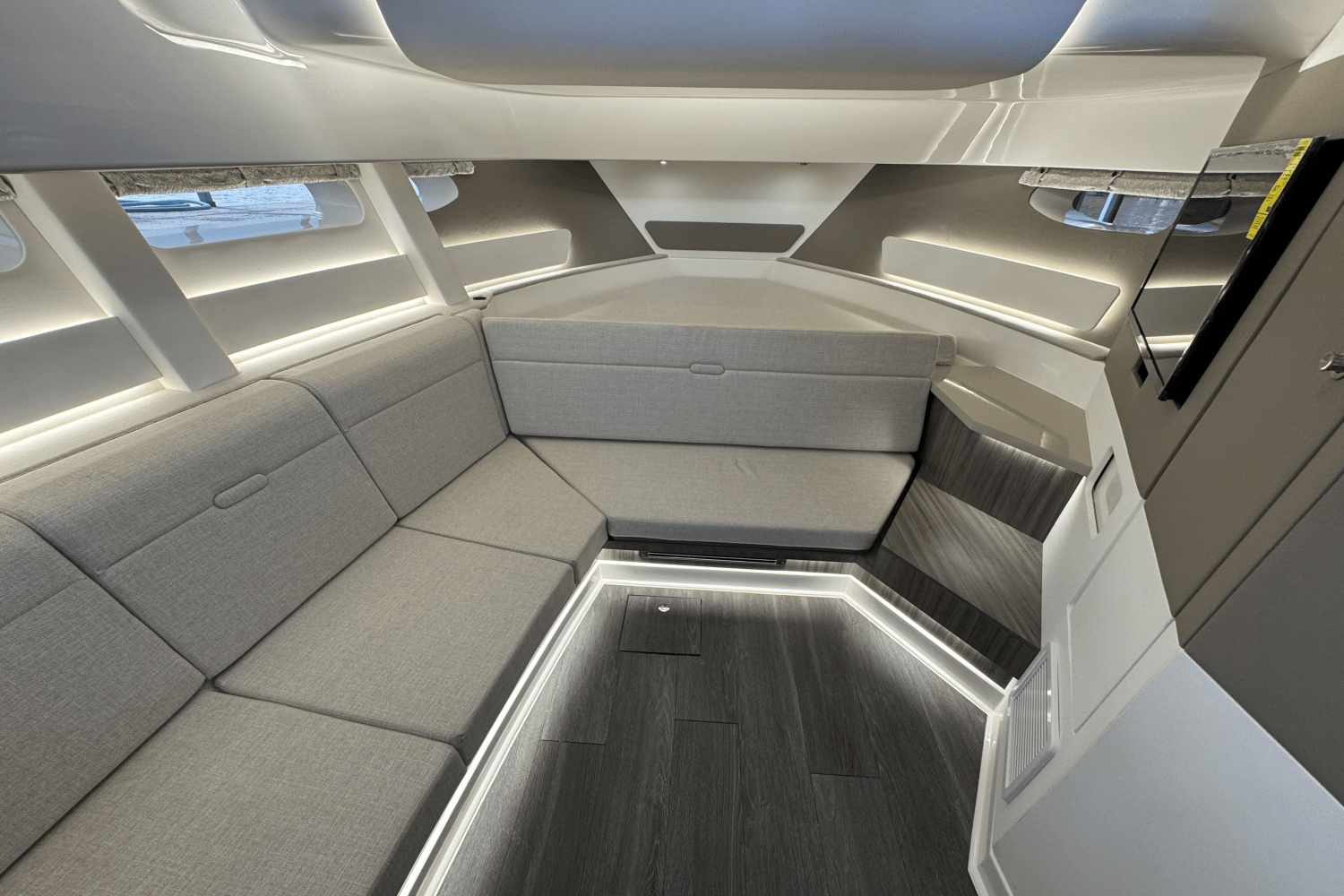 Slide: The Image of Sea Ray Sundancer 370 2024 - 19