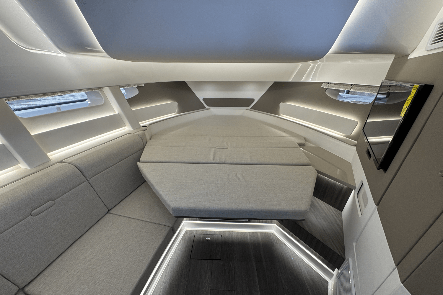 Slide: The Image of Sea Ray Sundancer 370 2024 - 20