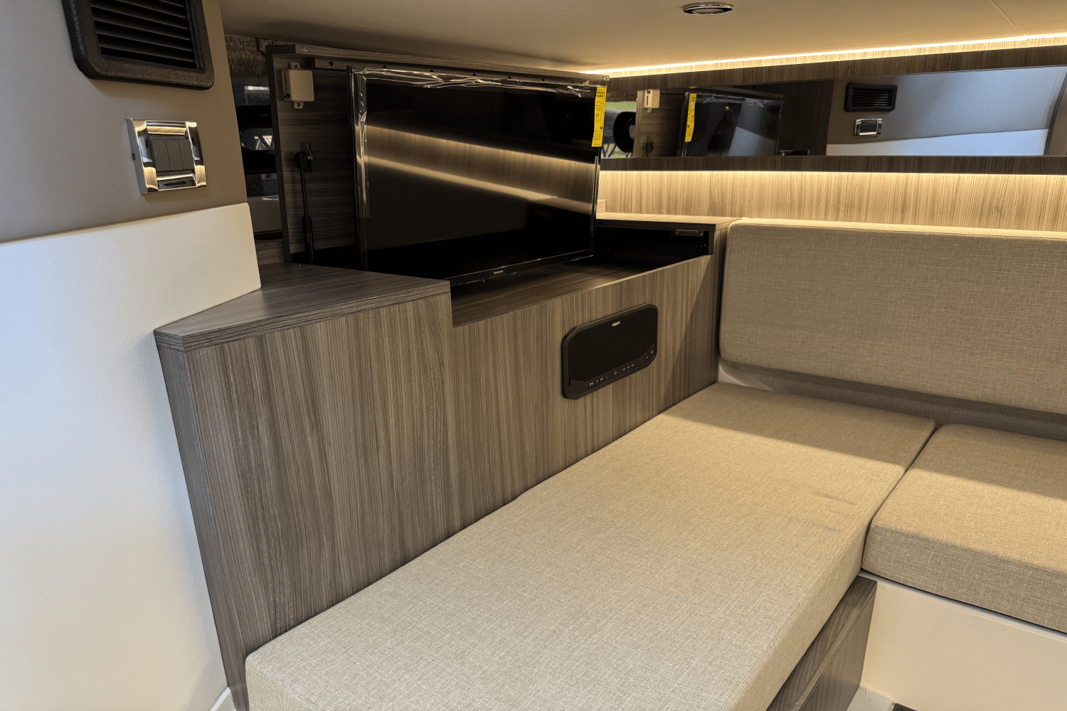 Slide: The Image of Sea Ray Sundancer 370 2024 - 21