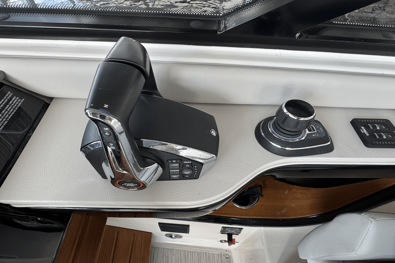Slide: The Image of Sea Ray Sundancer 370 2024 - 23