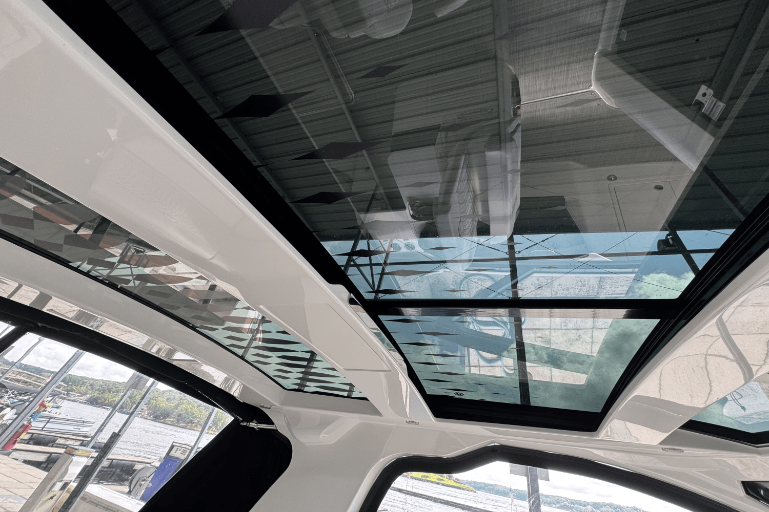Slide: The Image of Sea Ray Sundancer 370 2024 - 24