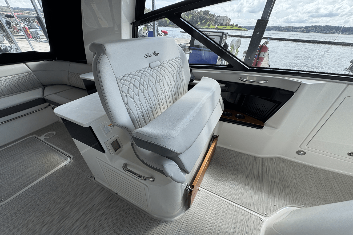 Slide: The Image of Sea Ray Sundancer 370 2024 - 25