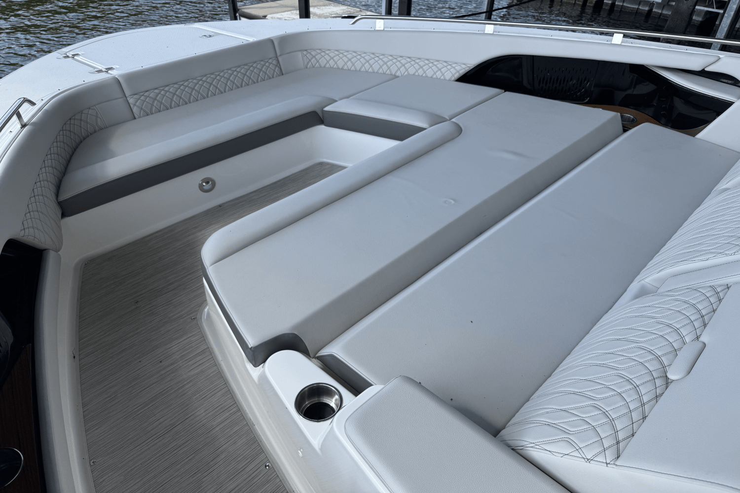 Slide: The Image of Sea Ray Sundancer 370 2024 - 27