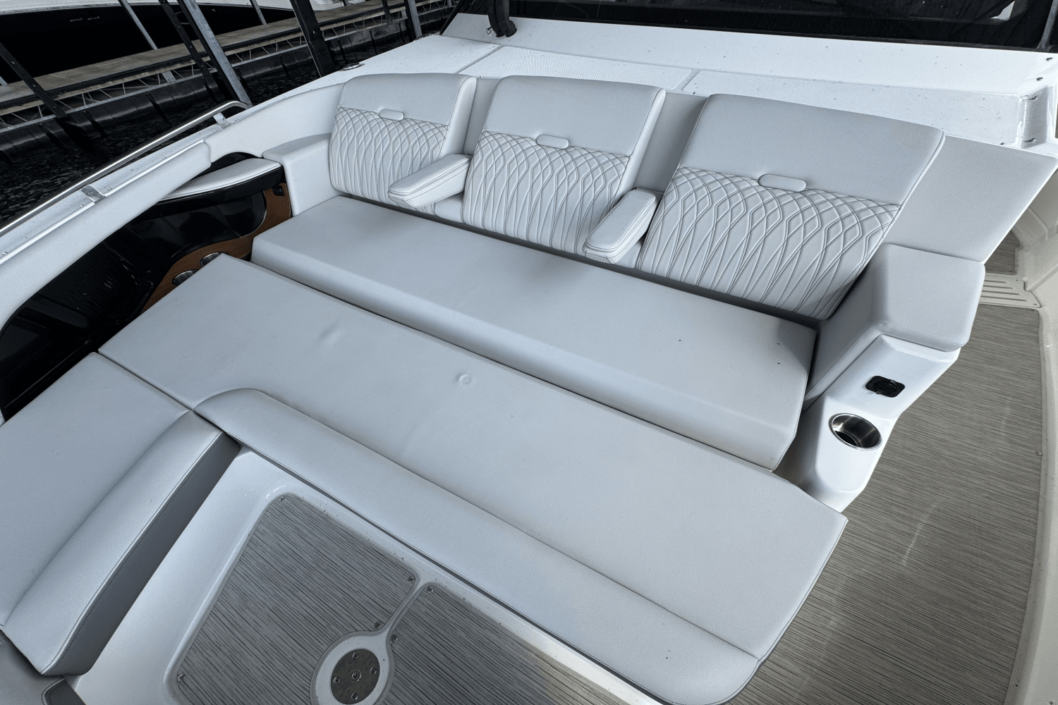 Slide: The Image of Sea Ray Sundancer 370 2024 - 28