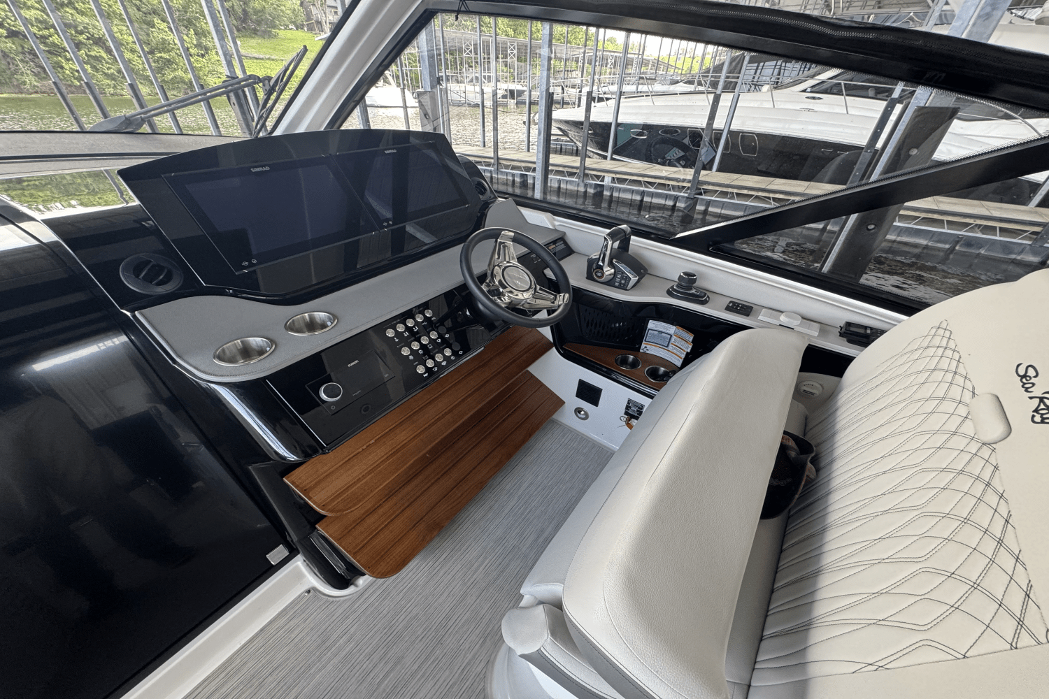 Slide: The Image of Sea Ray Sundancer 370 2024 - 4