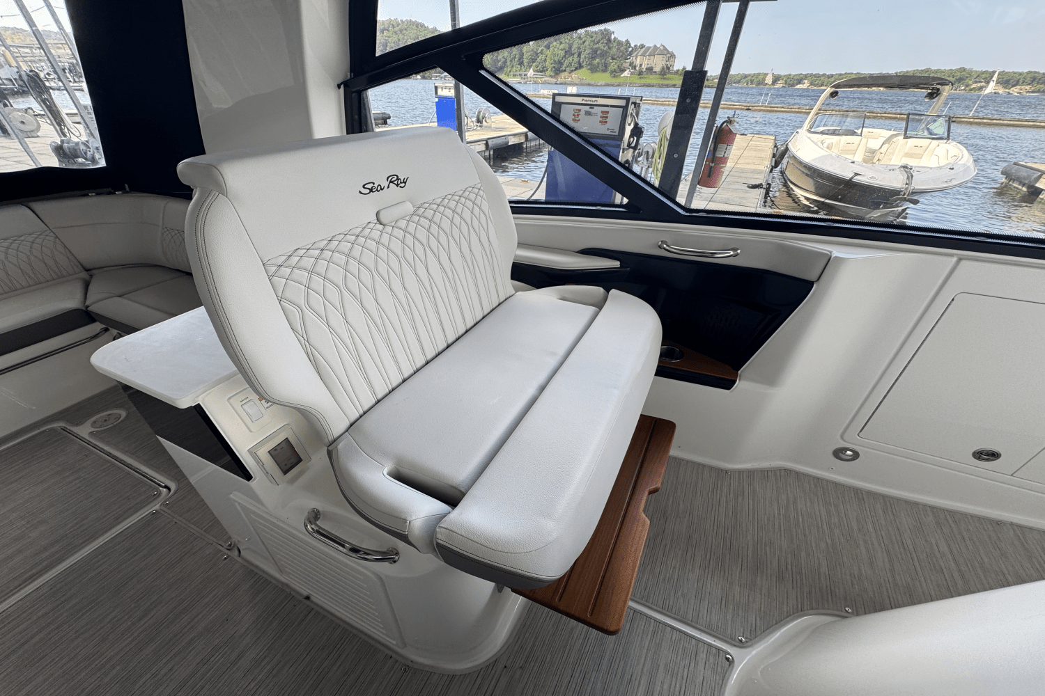 Slide: The Image of Sea Ray Sundancer 370 2024 - 5