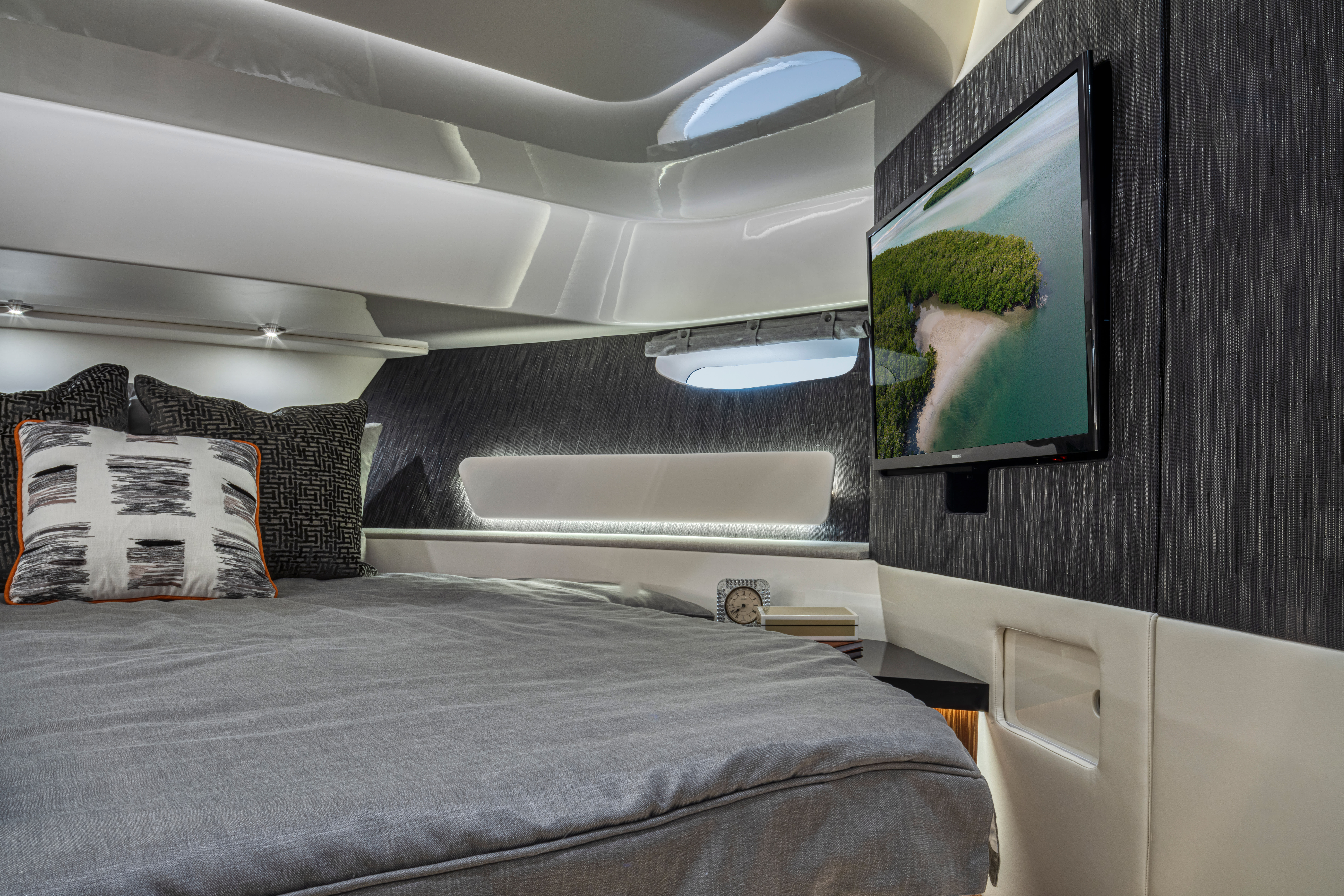 Slide: The Image of Sea Ray Sundancer 370 2024 - 9