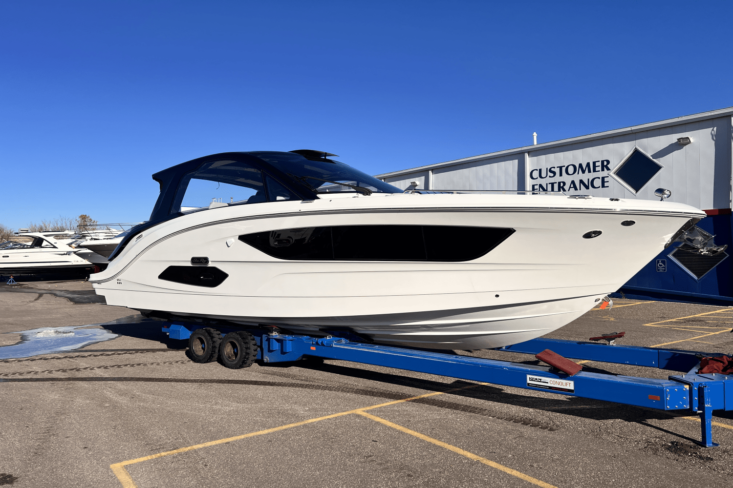 Slide: The Image of Sea Ray Sundancer 370 2025 - 0