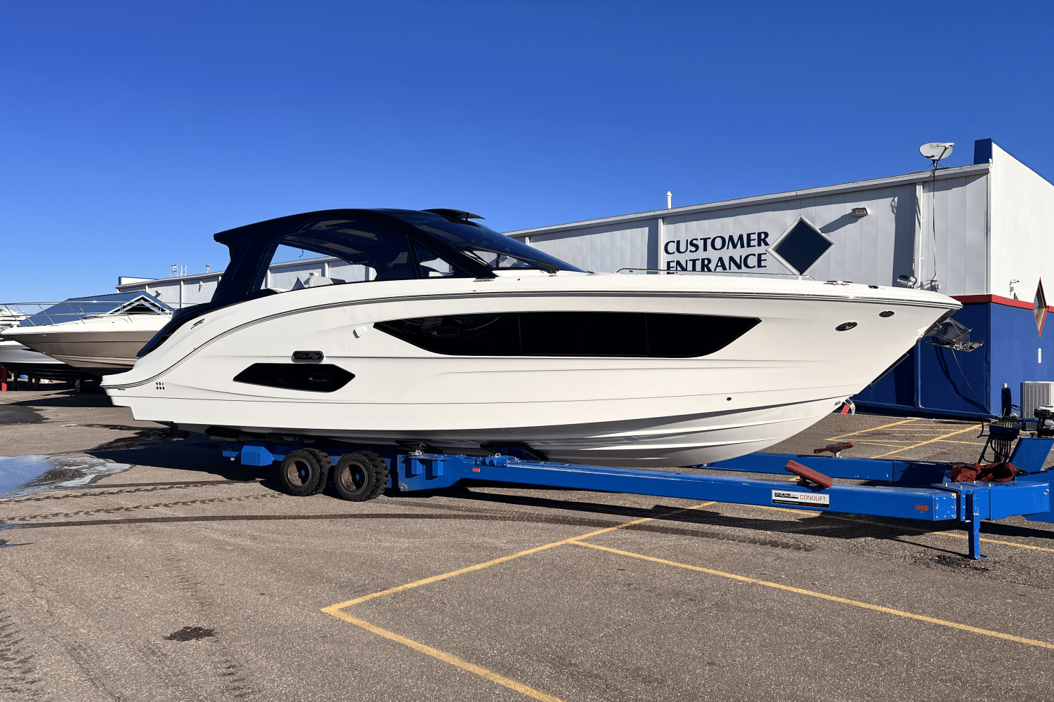Slide: The Image of Sea Ray Sundancer 370 2025 - 1