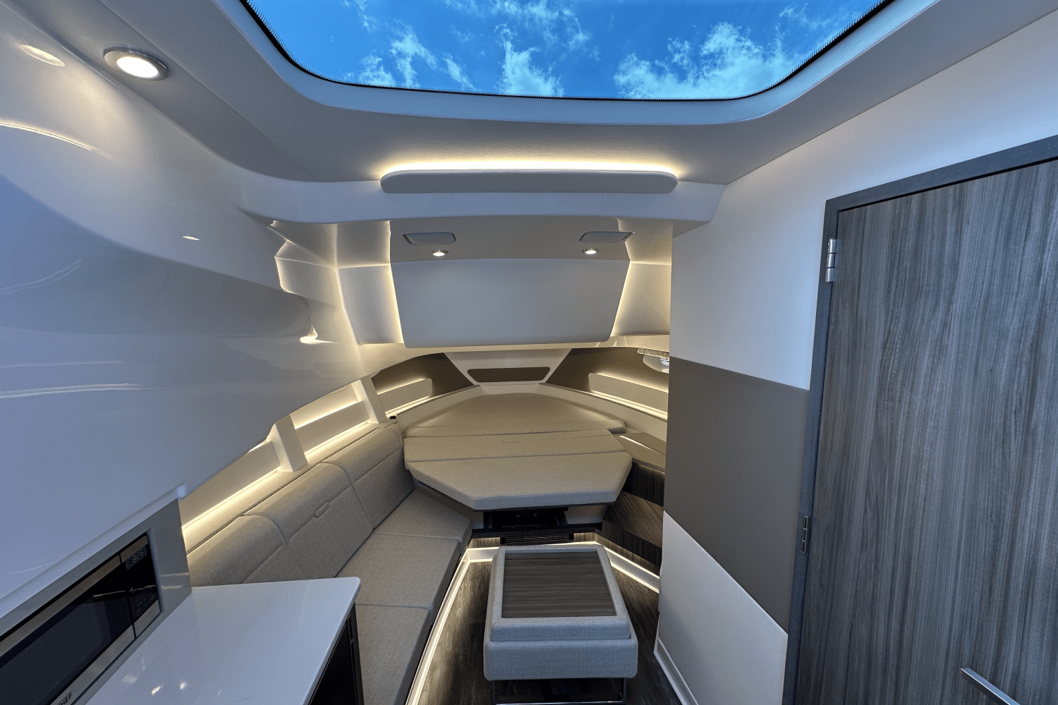 Slide: The Image of Sea Ray Sundancer 370 2025 - 11