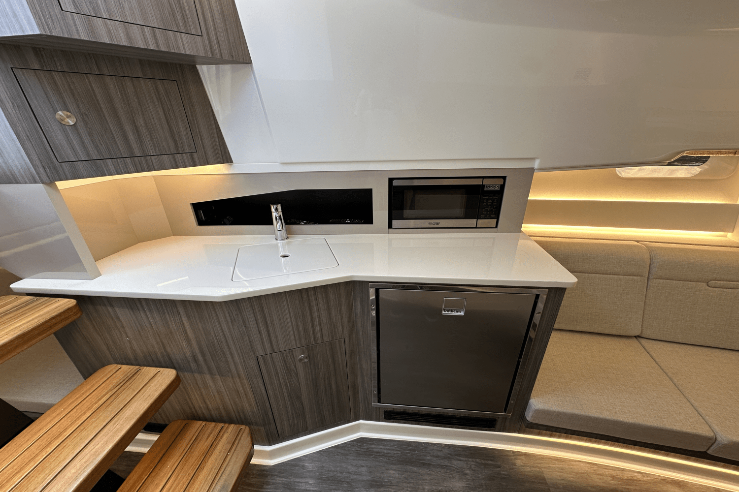 Slide: The Image of Sea Ray Sundancer 370 2025 - 12