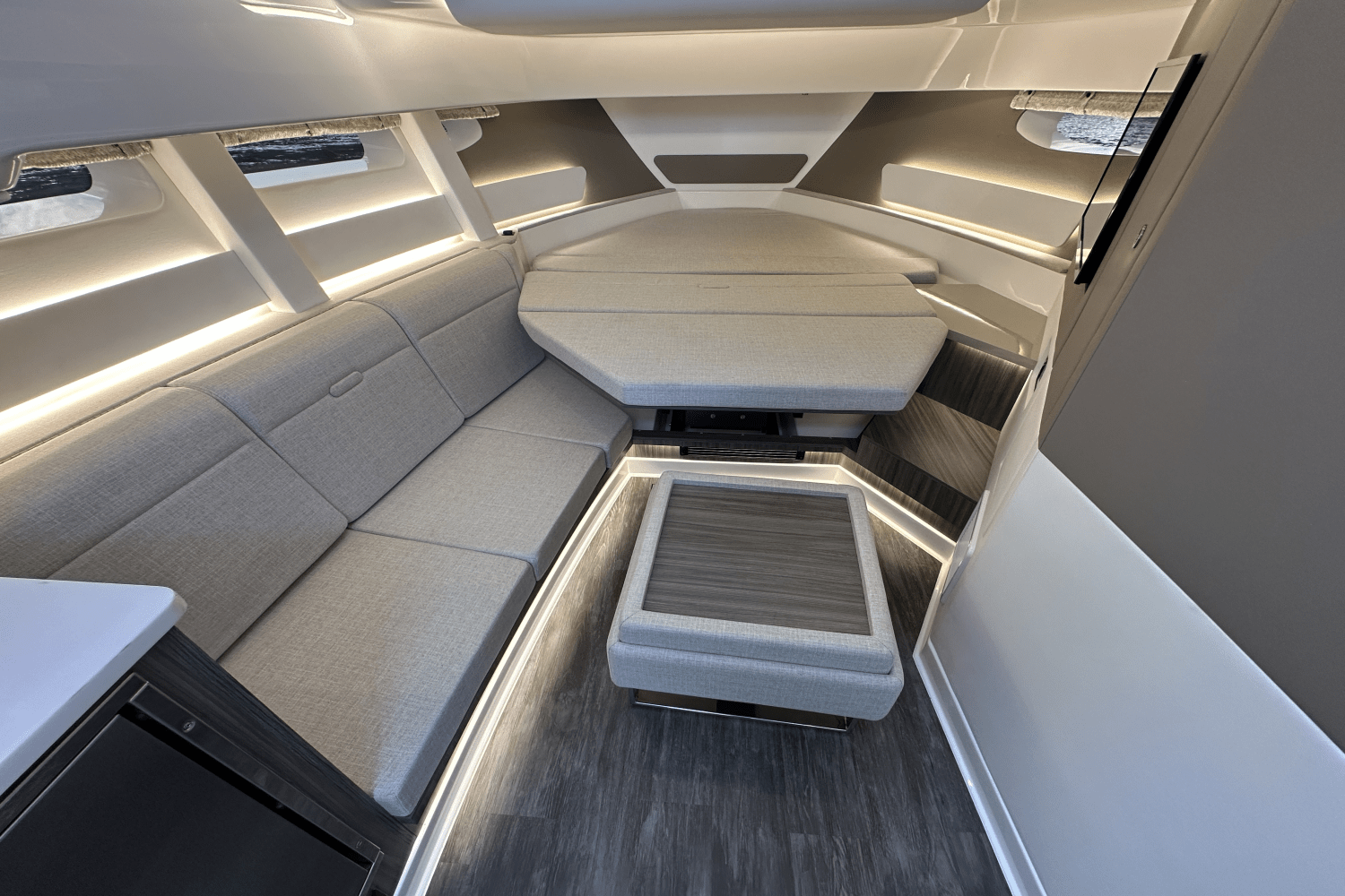 Slide: The Image of Sea Ray Sundancer 370 2025 - 13