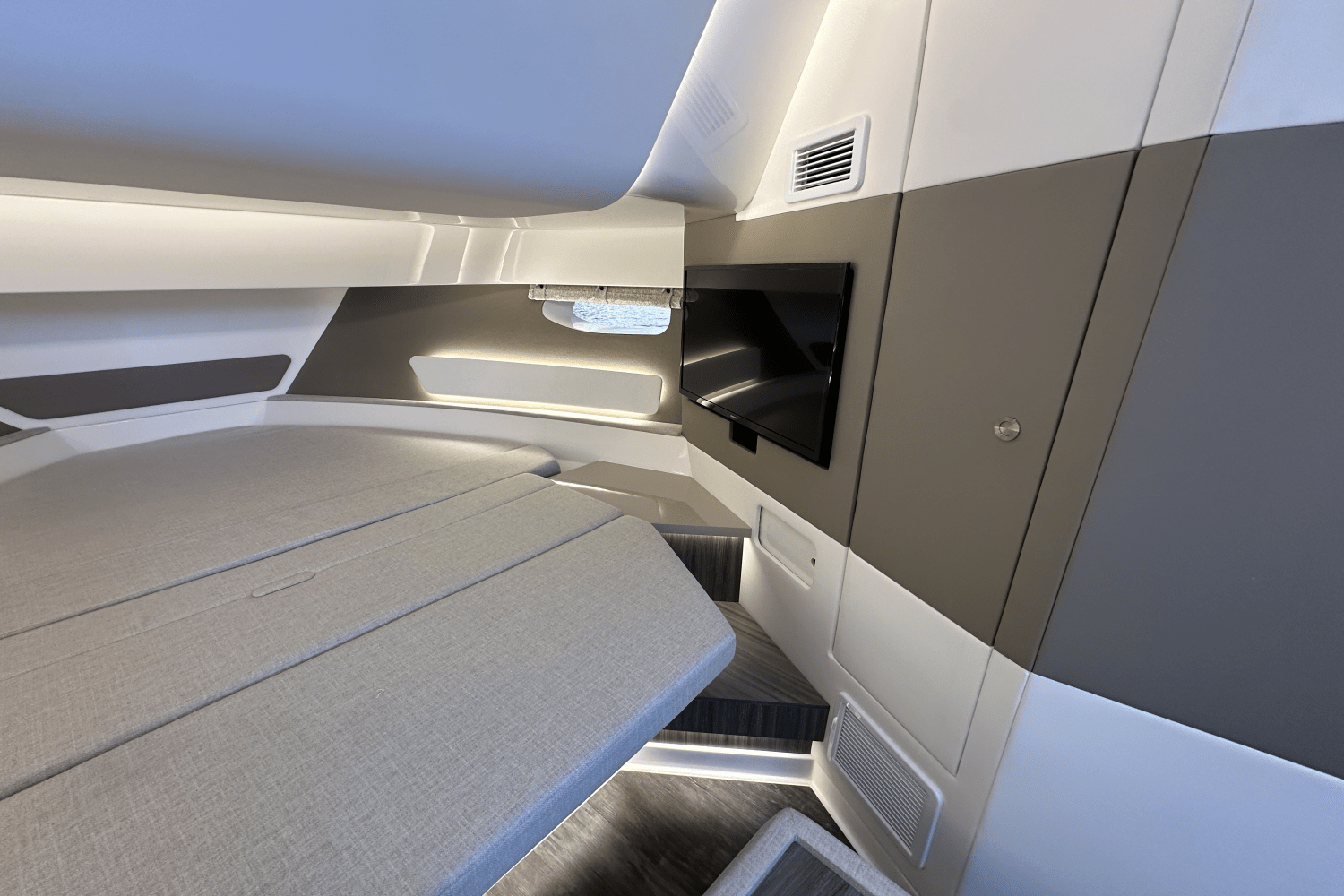 Slide: The Image of Sea Ray Sundancer 370 2025 - 14