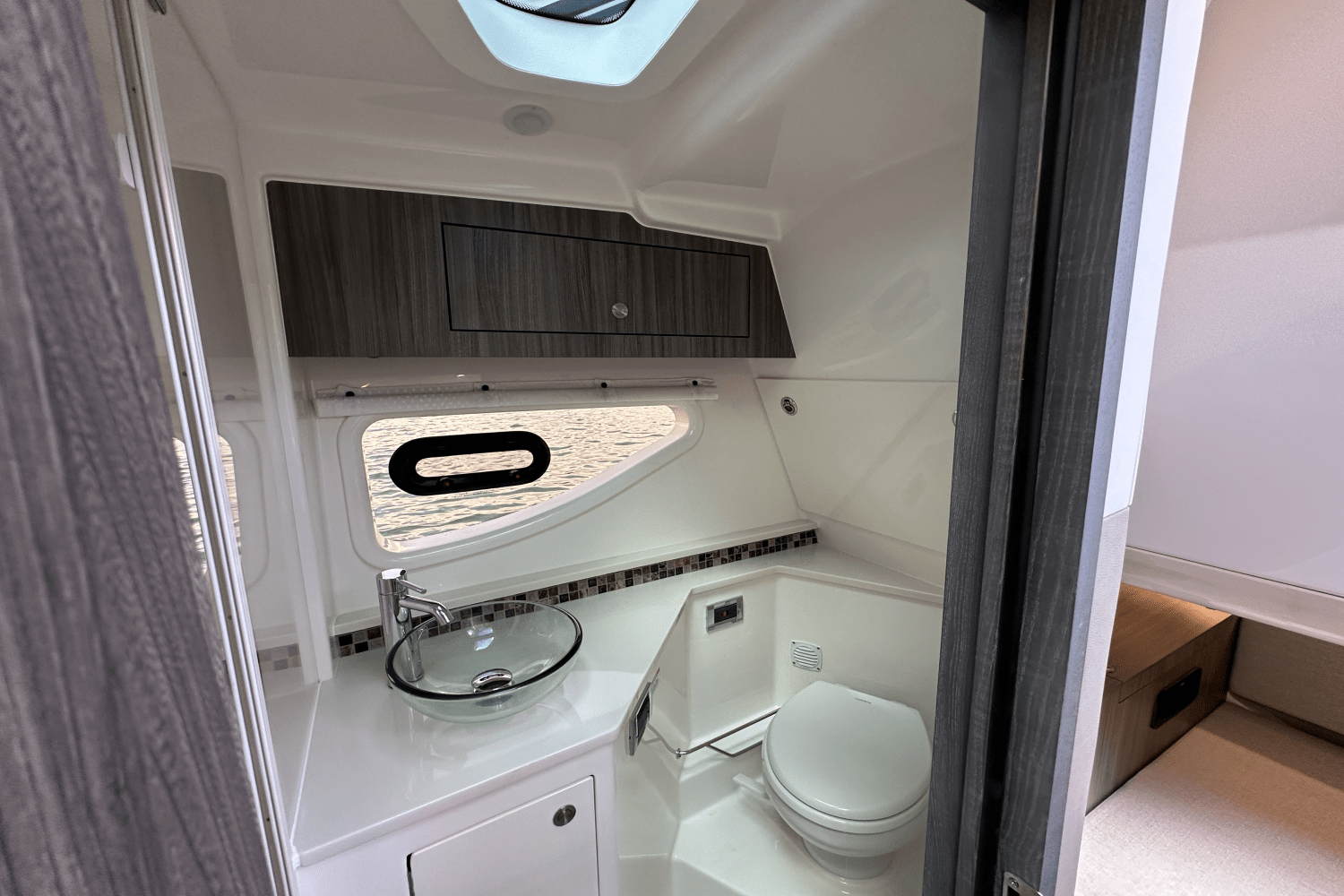 Slide: The Image of Sea Ray Sundancer 370 2025 - 15