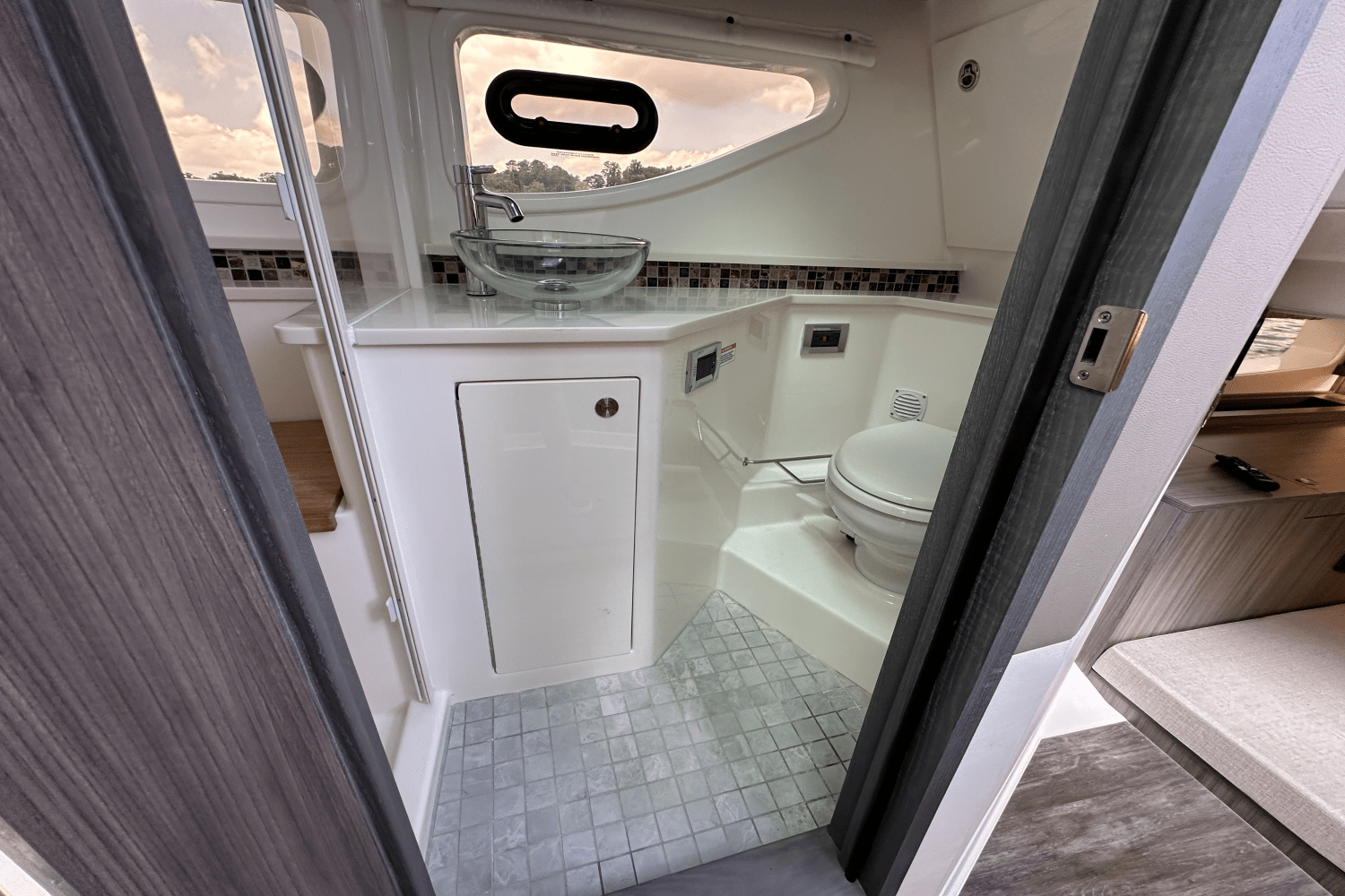 Slide: The Image of Sea Ray Sundancer 370 2025 - 16