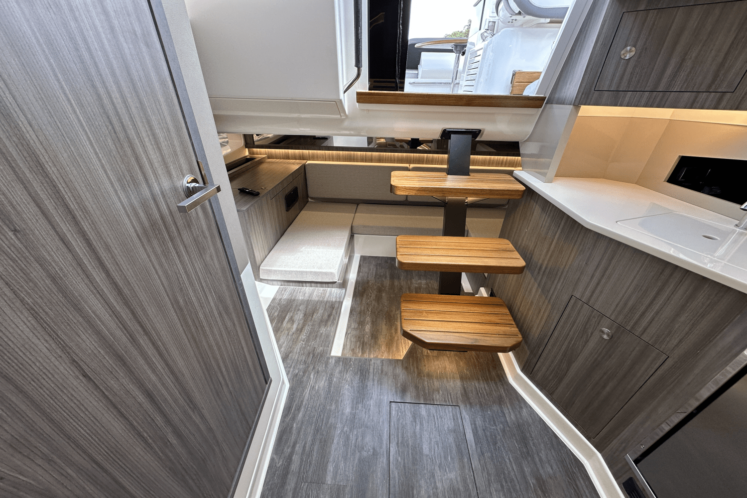 Slide: The Image of Sea Ray Sundancer 370 2025 - 17