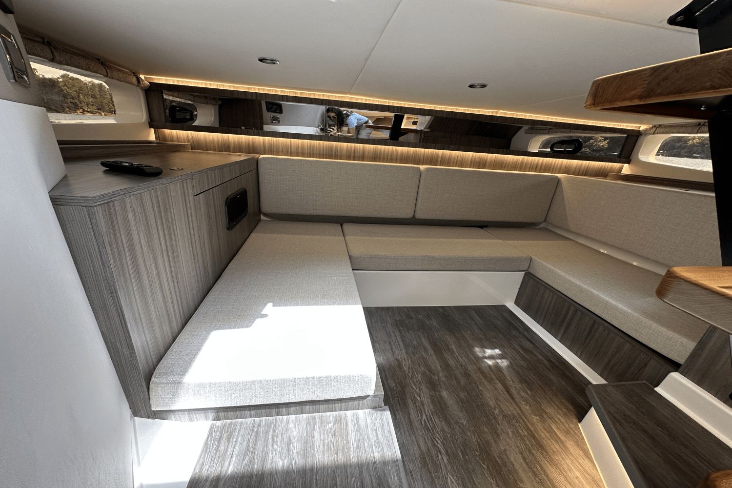 Slide: The Image of Sea Ray Sundancer 370 2025 - 18