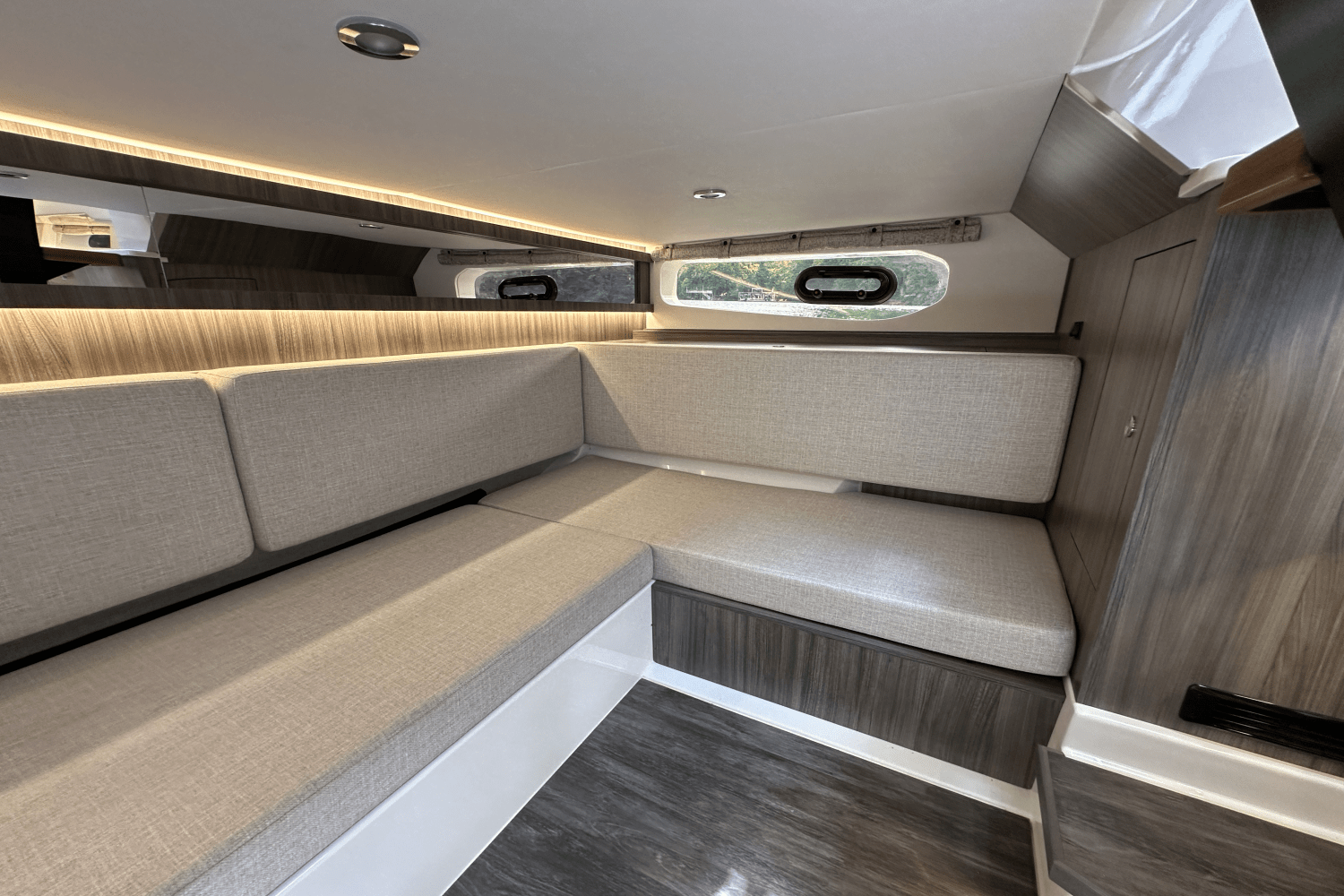 Slide: The Image of Sea Ray Sundancer 370 2025 - 19