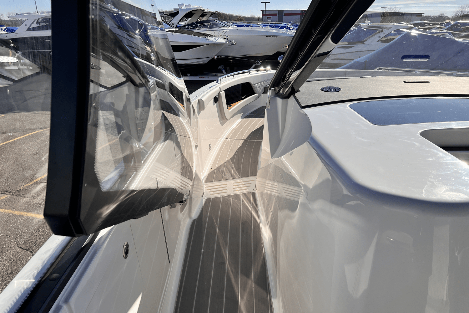 Slide: The Image of Sea Ray Sundancer 370 2025 - 19