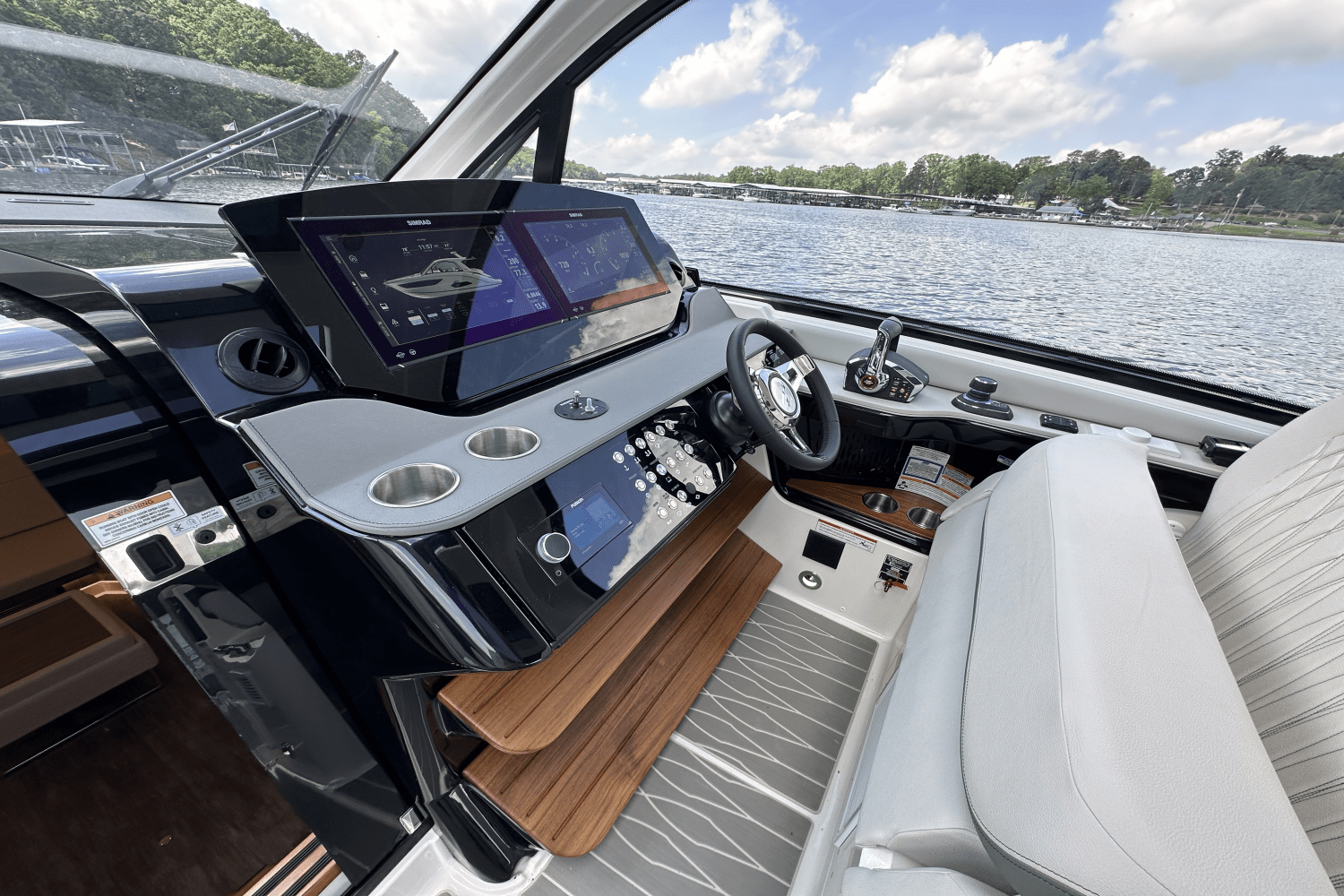 Slide: The Image of Sea Ray Sundancer 370 2025 - 20