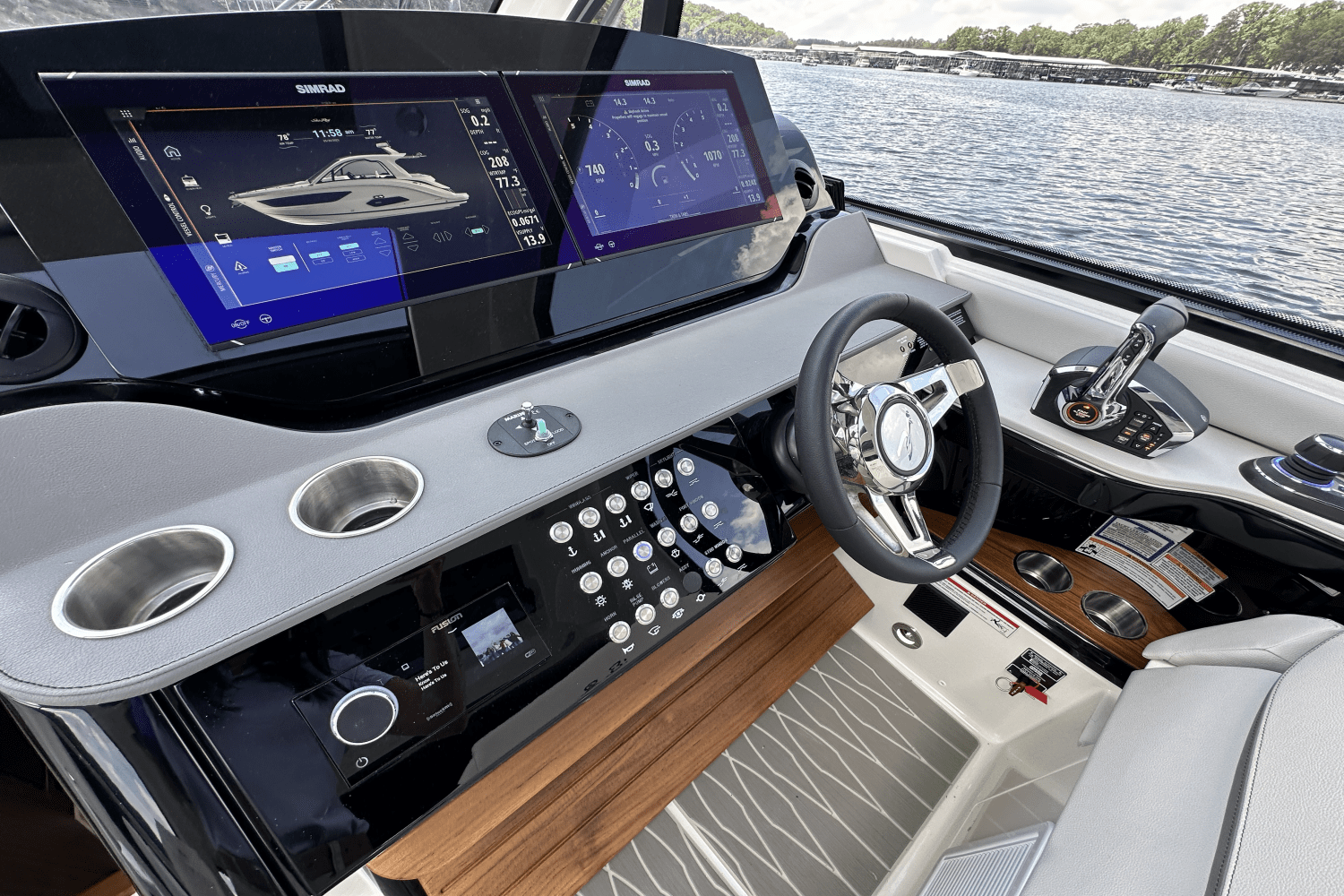 Slide: The Image of Sea Ray Sundancer 370 2025 - 21