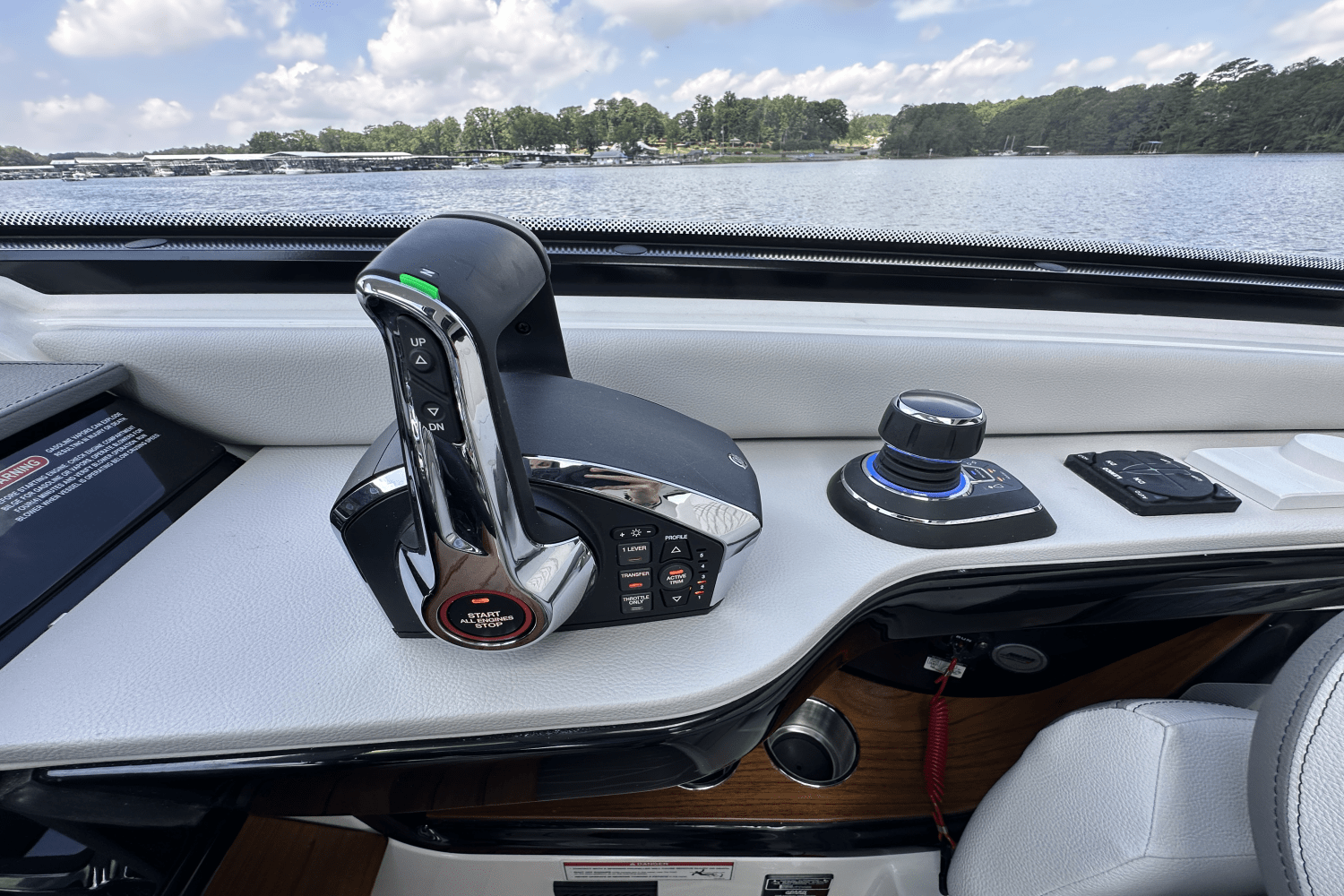 Slide: The Image of Sea Ray Sundancer 370 2025 - 22