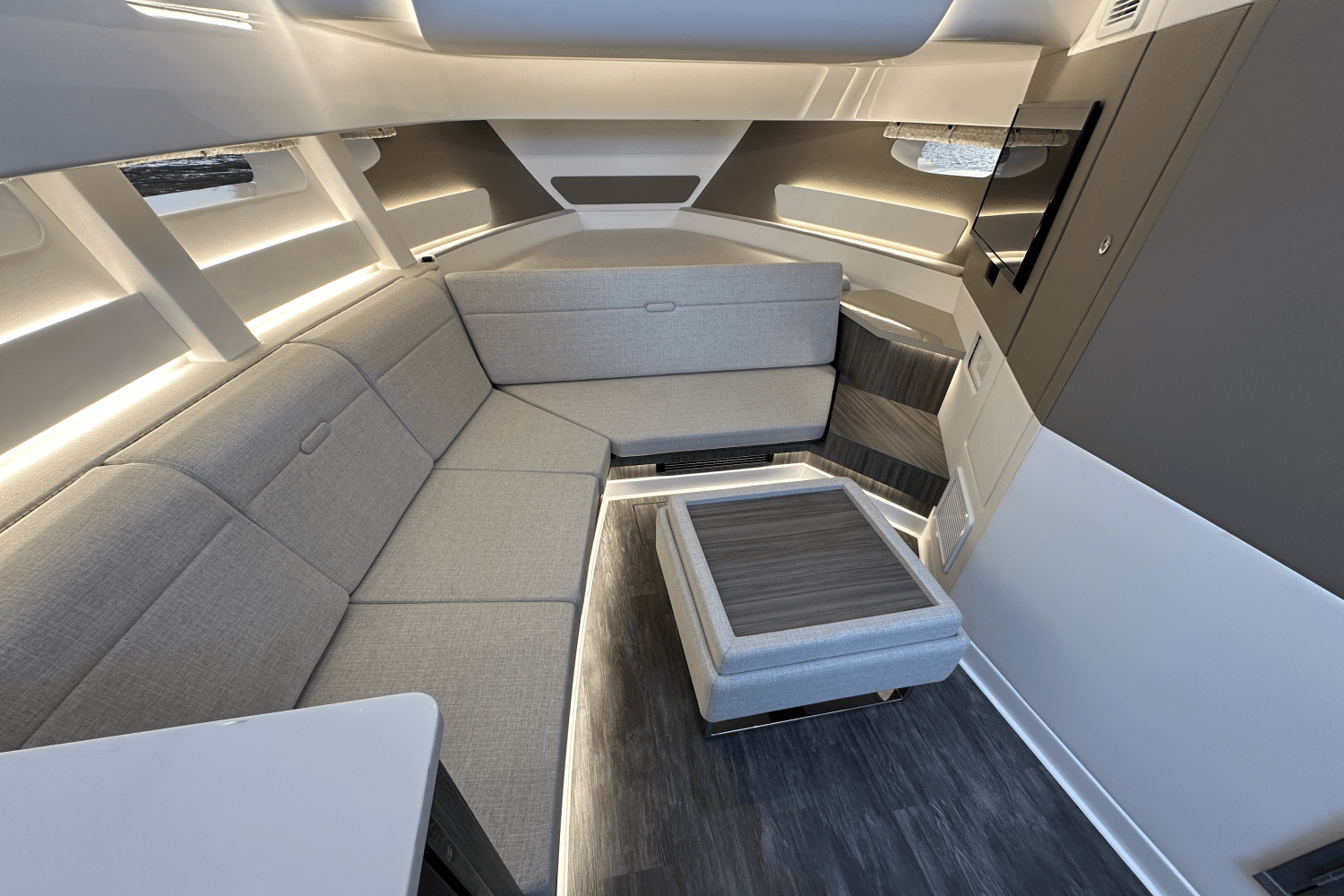 Slide: The Image of Sea Ray Sundancer 370 2025 - 24