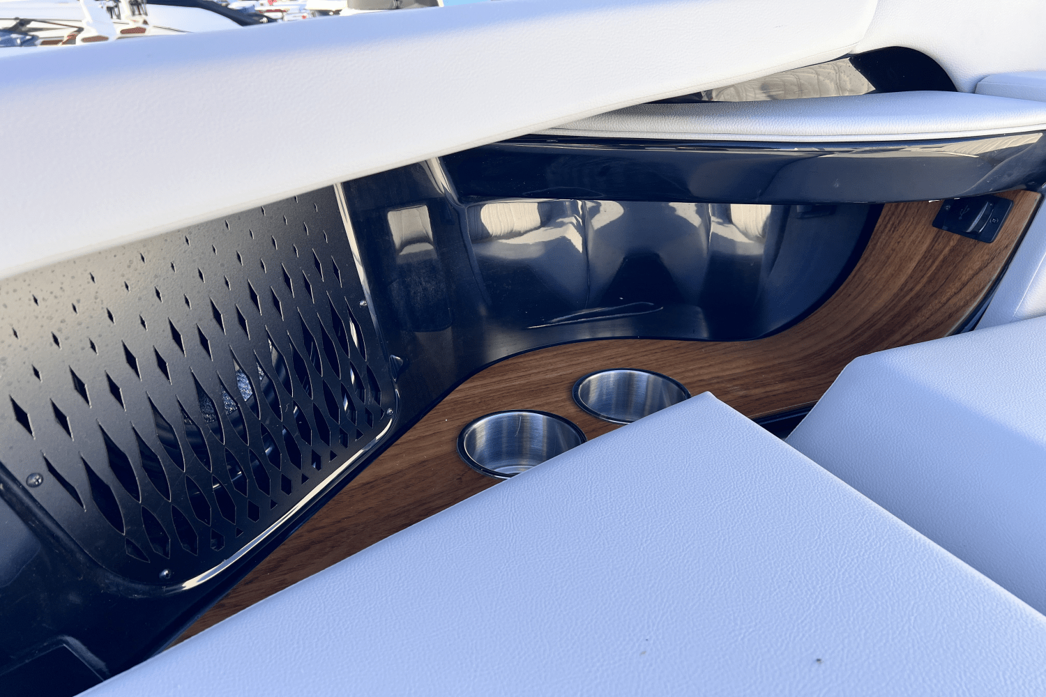 Slide: The Image of Sea Ray Sundancer 370 2025 - 24