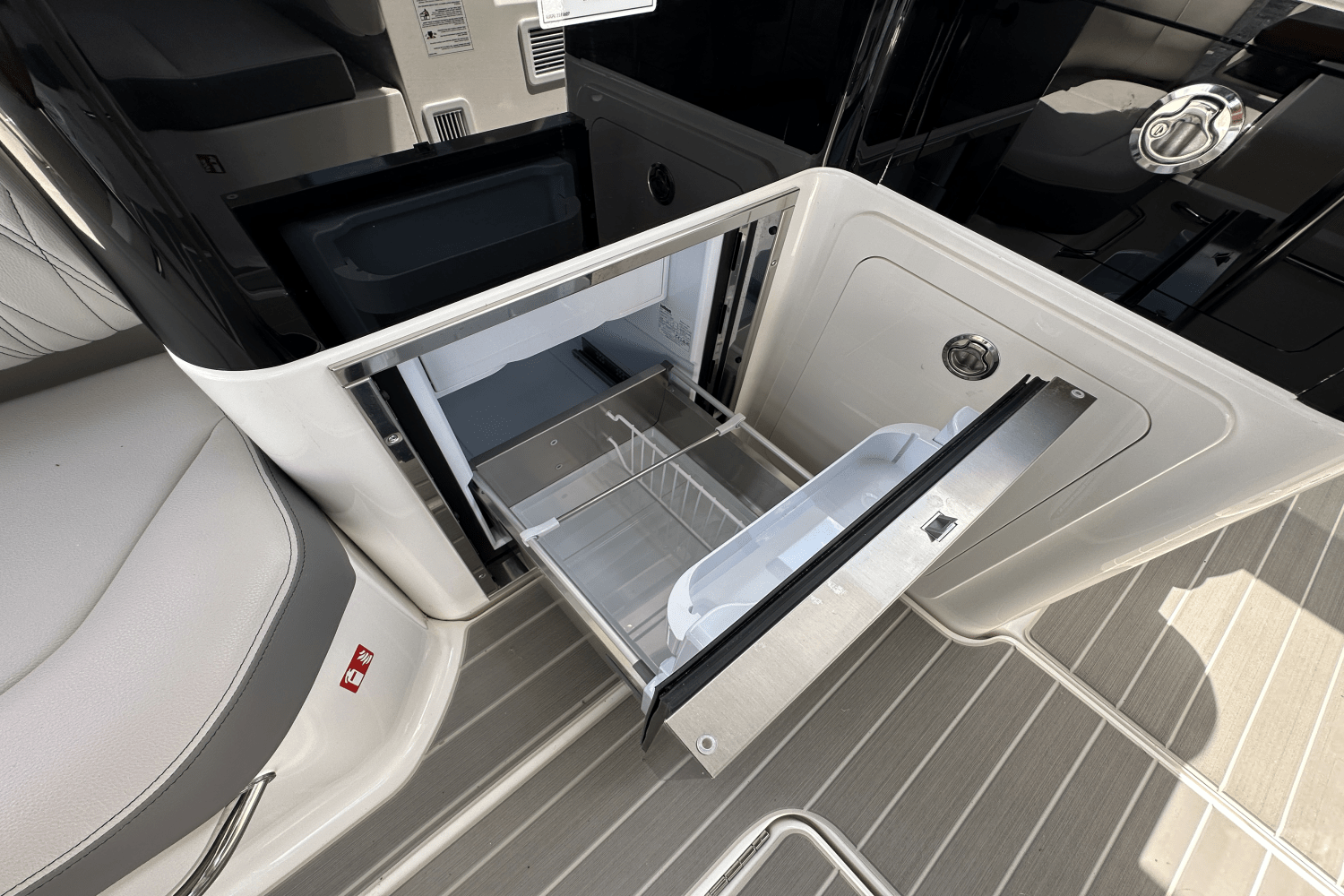 Slide: The Image of Sea Ray Sundancer 370 2025 - 26