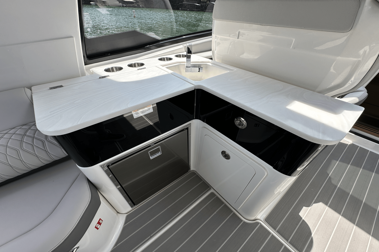 Slide: The Image of Sea Ray Sundancer 370 2025 - 27