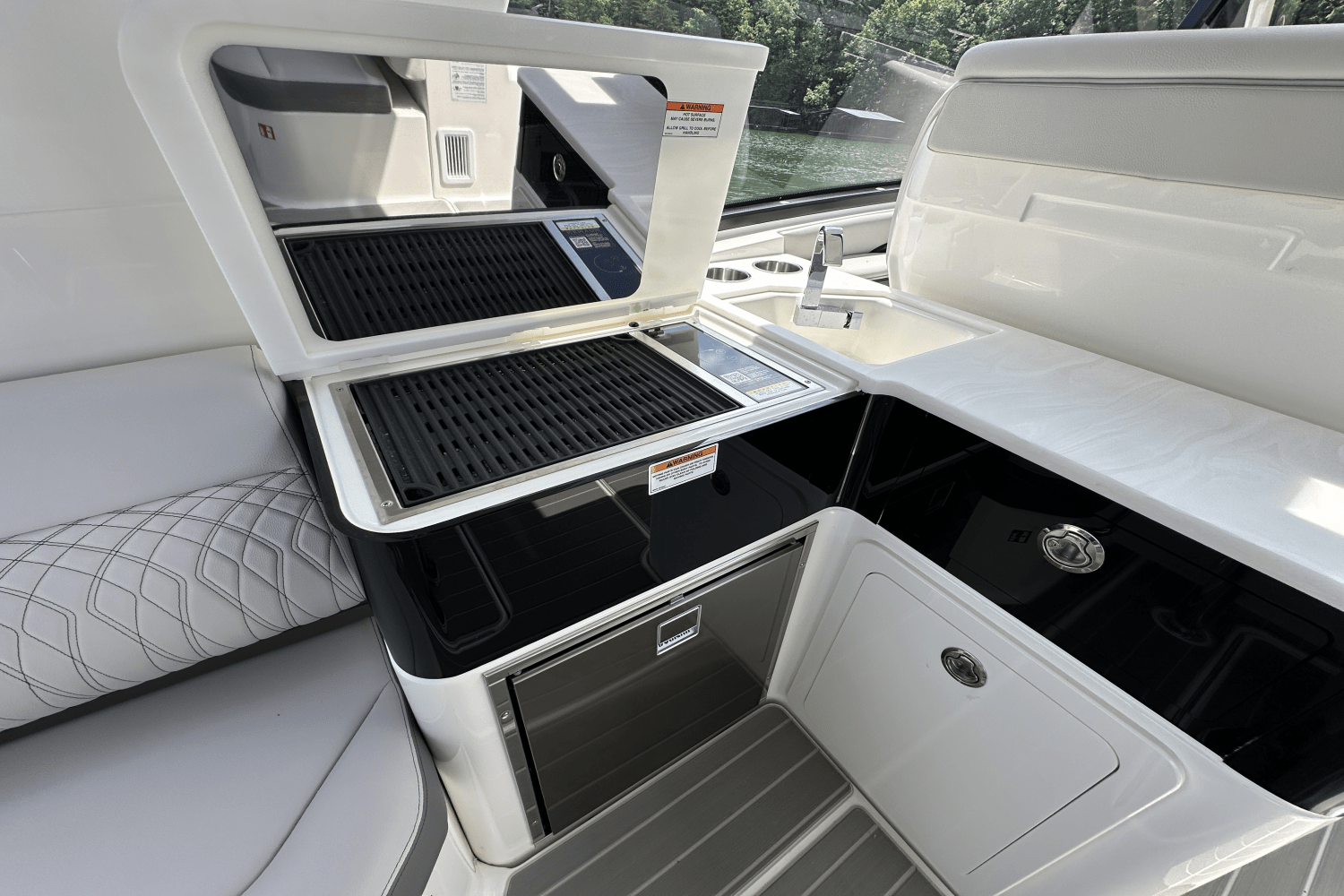 Slide: The Image of Sea Ray Sundancer 370 2025 - 28