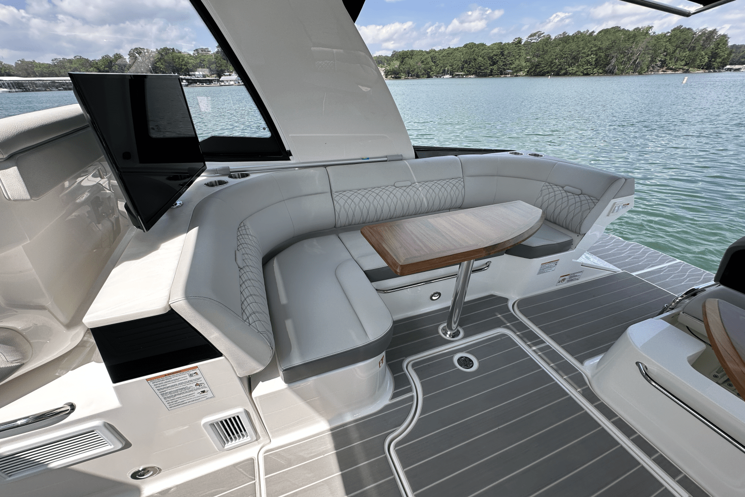 Slide: The Image of Sea Ray Sundancer 370 2025 - 29