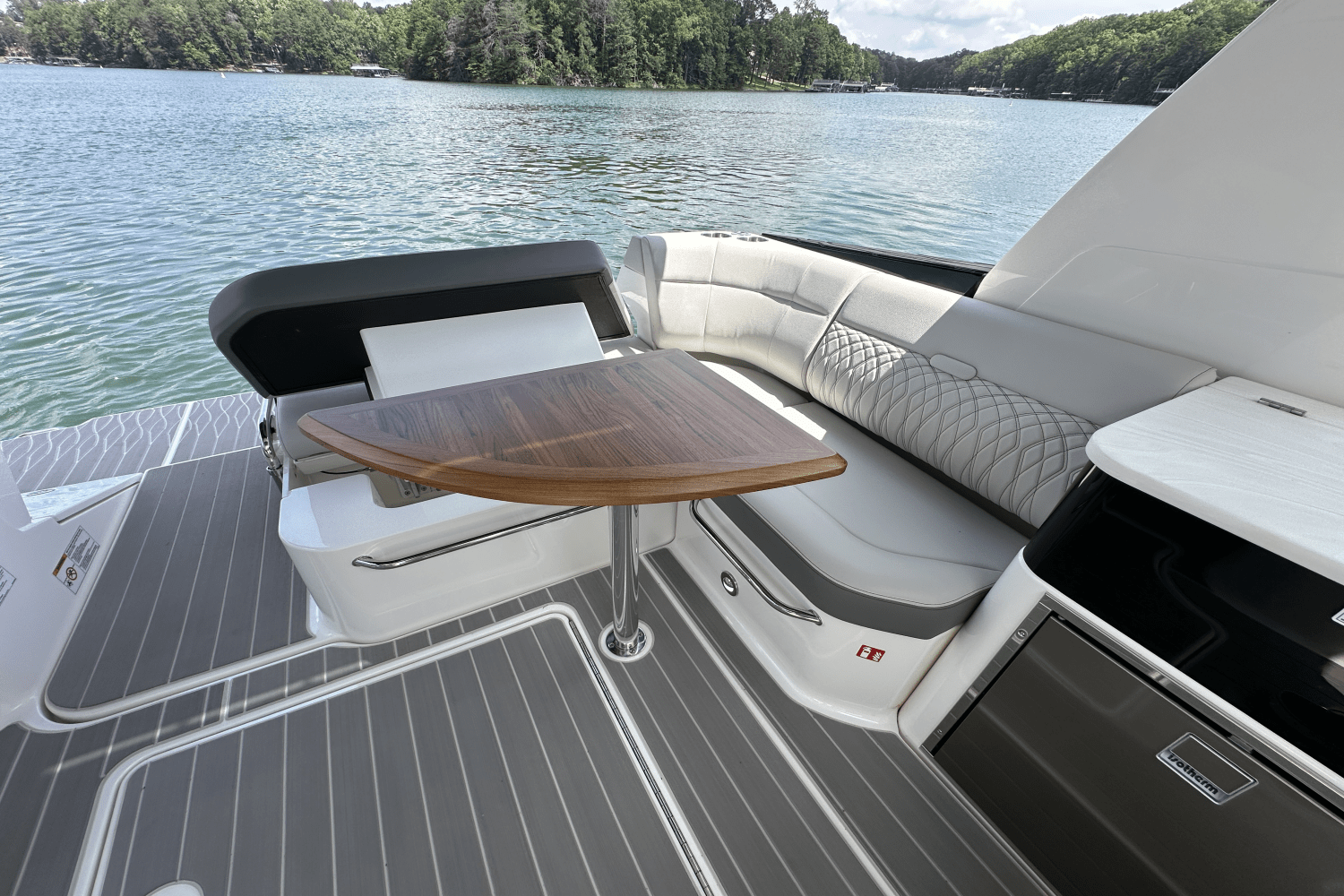 Slide: The Image of Sea Ray Sundancer 370 2025 - 30