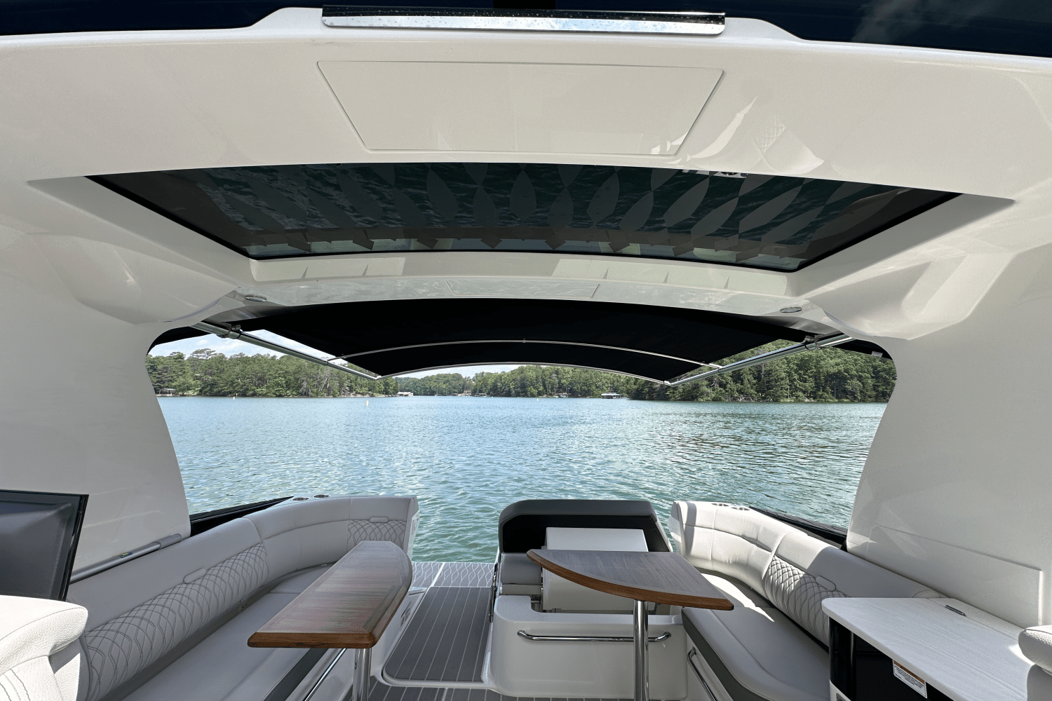 Slide: The Image of Sea Ray Sundancer 370 2025 - 32