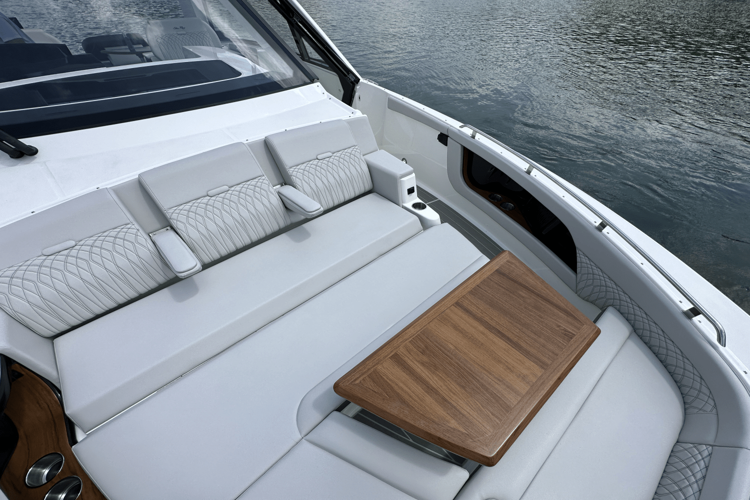 Slide: The Image of Sea Ray Sundancer 370 2025 - 35