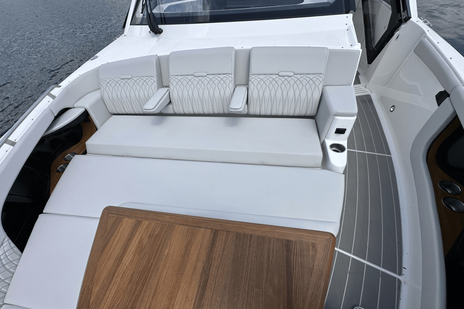 Slide: The Image of Sea Ray Sundancer 370 2025 - 37