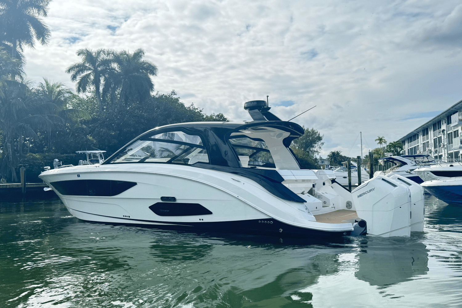 Slide: The Image of Sea Ray Sundancer 370 OB 2022 - 1