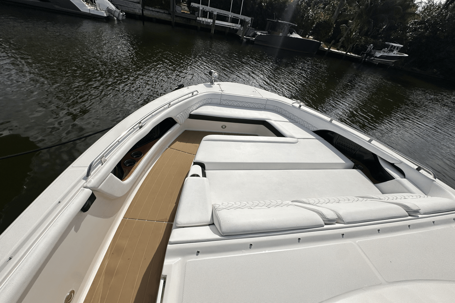 Slide: The Image of Sea Ray Sundancer 370 OB 2022 - 10