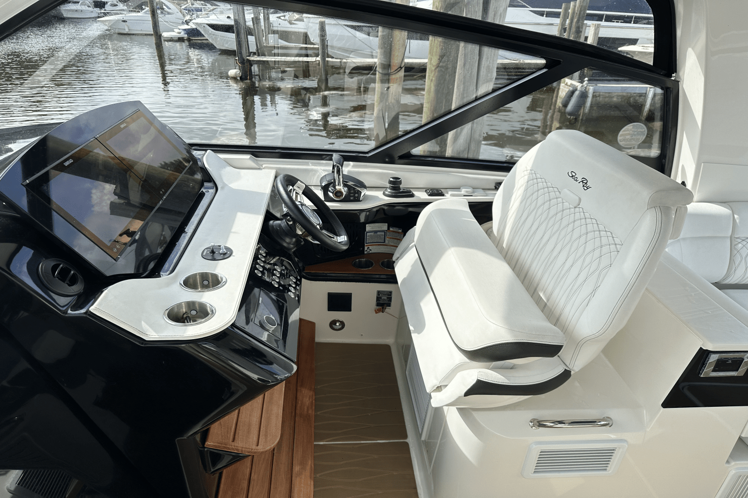 Slide: The Image of Sea Ray Sundancer 370 OB 2022 - 12