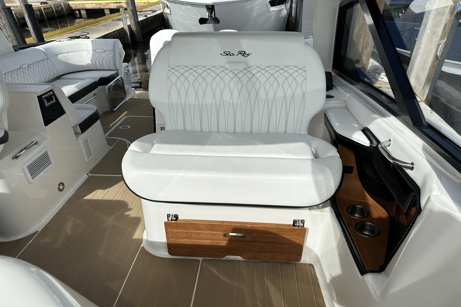 Slide: The Image of Sea Ray Sundancer 370 OB 2022 - 13