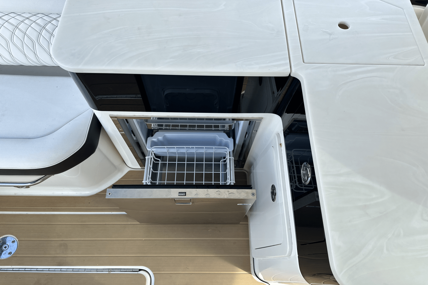 Slide: The Image of Sea Ray Sundancer 370 OB 2022 - 16