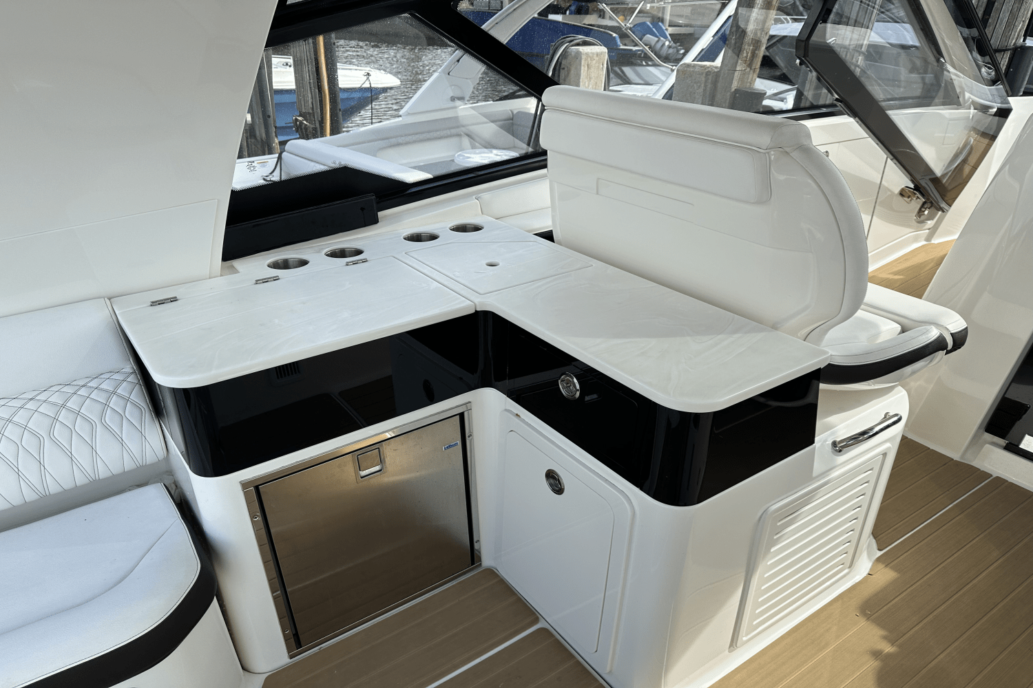 Slide: The Image of Sea Ray Sundancer 370 OB 2022 - 17