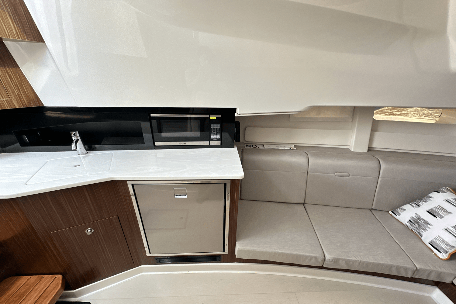 Slide: The Image of Sea Ray Sundancer 370 OB 2022 - 18