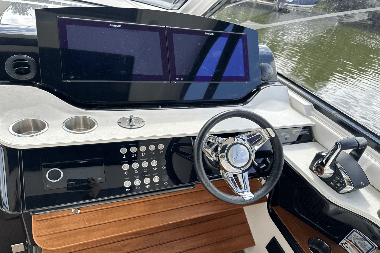 Slide: The Image of Sea Ray Sundancer 370 OB 2022 - 20