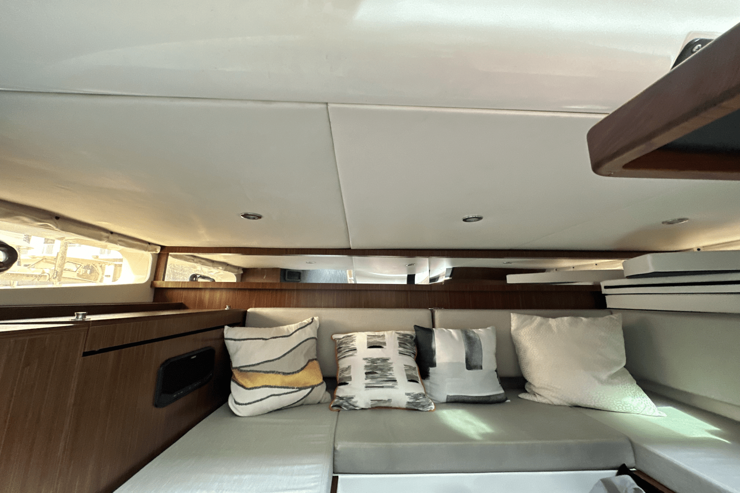 Slide: The Image of Sea Ray Sundancer 370 OB 2022 - 21