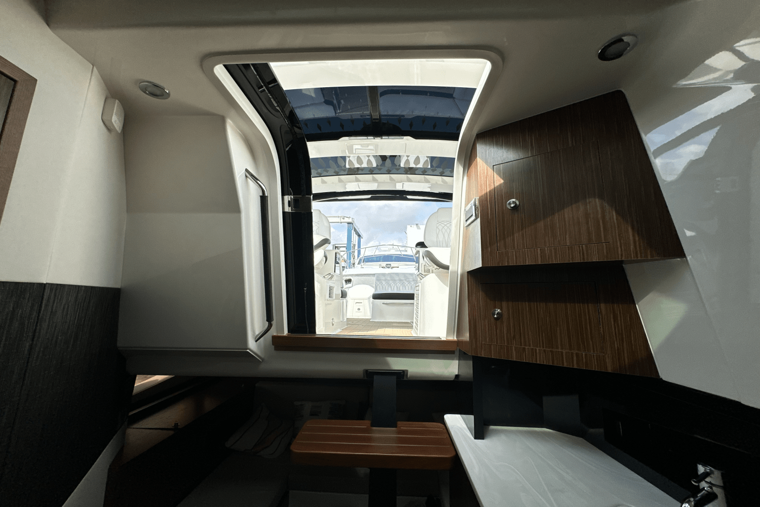 Slide: The Image of Sea Ray Sundancer 370 OB 2022 - 22